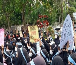 Ratusan perempuan unjuk rasa di Kejati Riau menolak putusan bebas Dekan FISIP Universitas Riau nonaktif Syafri Harto dalam kasus pelecehan seksual. (Rinai/halloriau) 